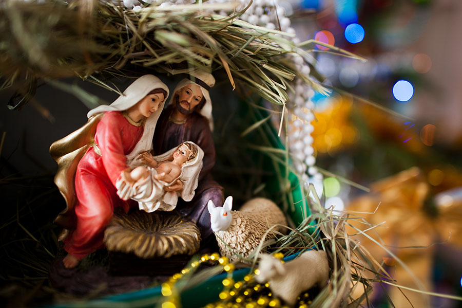 https://i0.wp.com/gioitreconggiaovietnam.com/wp-content/uploads/2020/12/virgin-mary-gave-birth-jesus-it-lies-crib-christmas-1.jpg?ssl=1