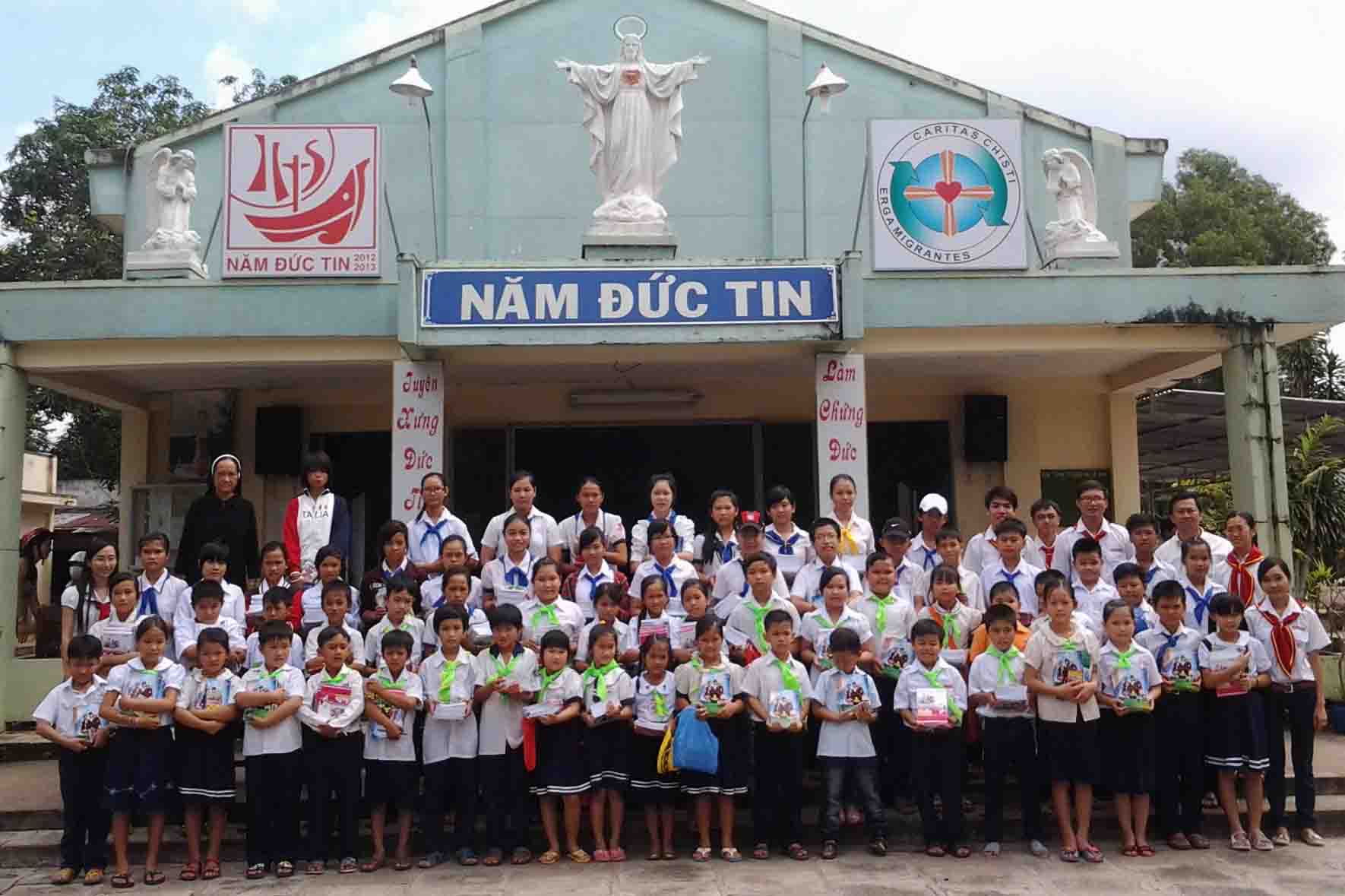 Phát thưởng đầu năm học 2013-2014 (4/8/2013)