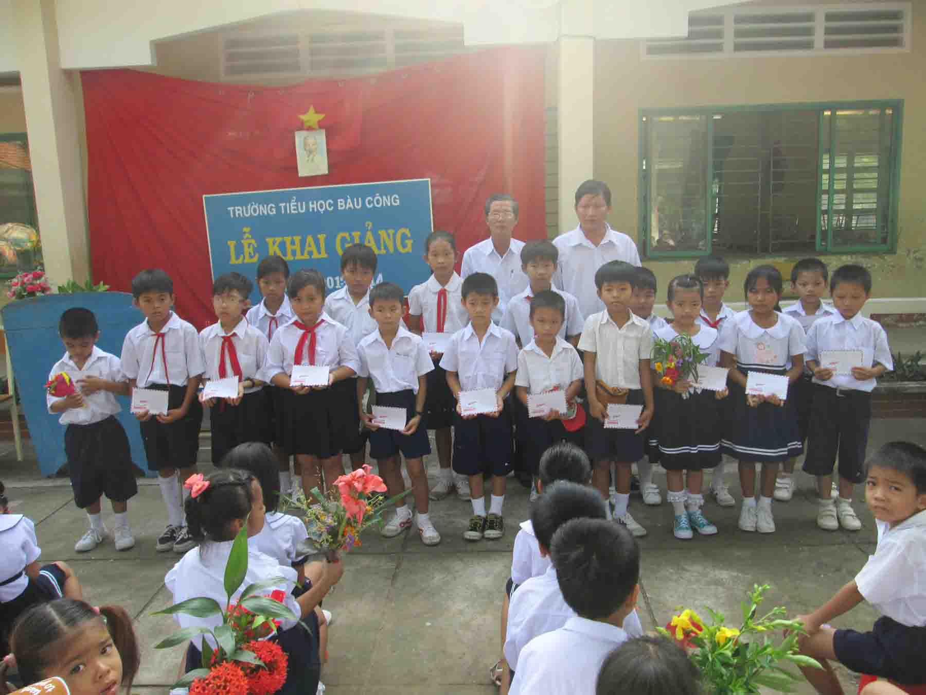 Phát quà ở các trường tiểu học (12/9/2013)