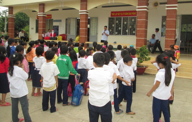 Phát quà giáng sinh cho trường tiểu học Tân Lập