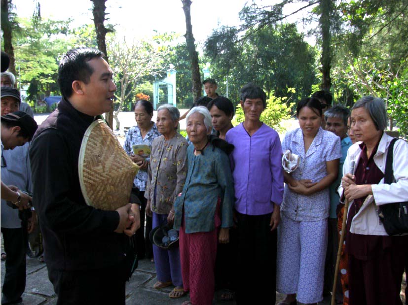 Cha JB Nguyễn Sang đến trao quà từ thiện cùng giáo xứ (3/12/2013)