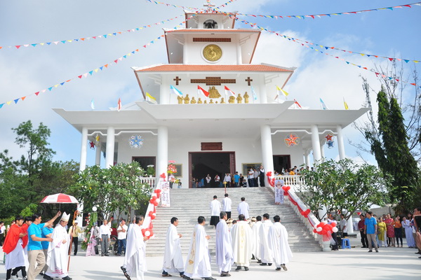 Gx. Đức Hoà: Khánh thành nhà sinh hoạt và cung hiến nhà thờ, bàn thờ mới