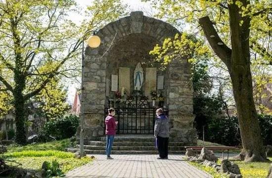 Giáo hoàng tìm cách khuyến khích lòng mộ đạo bình dân ở Slovakia