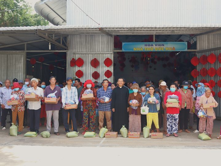 CHA ĐAMINH NGUYỄN THANH LIÊM – CHÁNH SỞ GX. ĐỨC HÒA PHÁT QUÀ, CHIA SẺ NIỀM VUI CHO NHỮNG NGƯỜI KHIẾM THỊ VÀ KHUYẾT TẬT NHÂN NGÀY LỄ BỔN MẠNG 08-08-2024